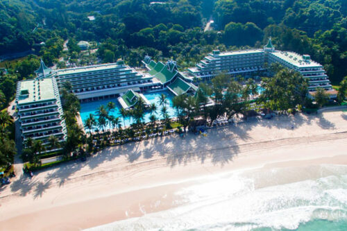استخر بزرگ در Le Meridien Phuket Beach Resort